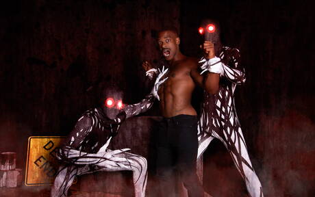 Les stars du porno américaines Johnny Hill et Adrian Hart, un homme costaud, se livrent à une sodomie interraciale intense.