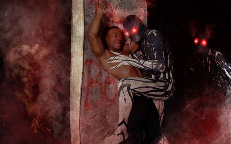 Les stars du porno américaines Johnny Hill et Adrian Hart, un homme costaud, se livrent à une sodomie interraciale intense.