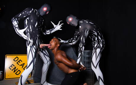 Les stars du porno américaines Johnny Hill et Adrian Hart, un homme costaud, se livrent à une sodomie interraciale intense.