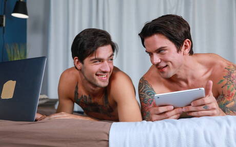 Die hübschen Amerikaner Leeroy Jones und Dakota Payne, beide haarige Typen, ficken sich in den Arsch, nachdem sie einen Schwanz gelutscht haben