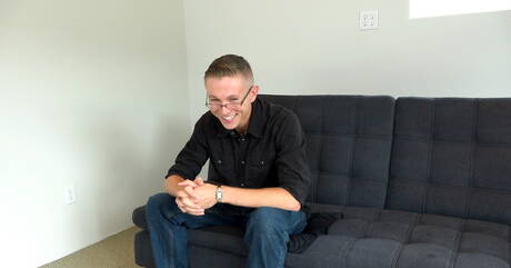 O lindo garoto Aj Luis se masturbando