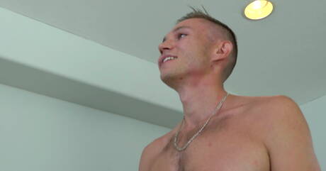 O lindo garoto Aj Luis se masturbando