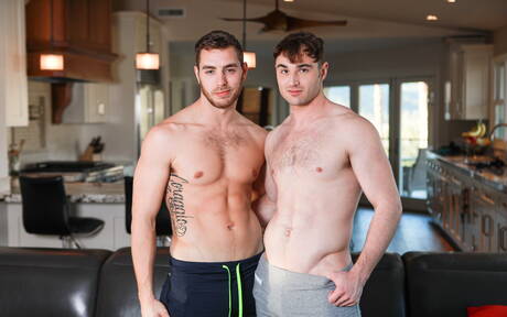 美國超級帥哥卡特伍茲和英國超級帥哥邁克爾波士頓在廚房裡吸吮雞巴後又操了屁股