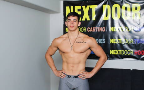 Bull Toby Reed wichst seinen Schwanz