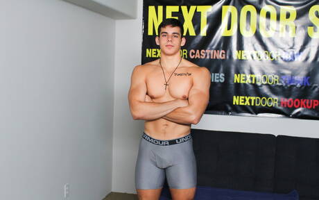 O touro Toby Reed masturbando seu pau