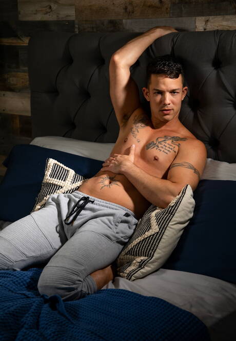 Les beaux garçons américains Ryan Jordan et le musclé Nic Sahara ont un bon sexe anal en extérieur