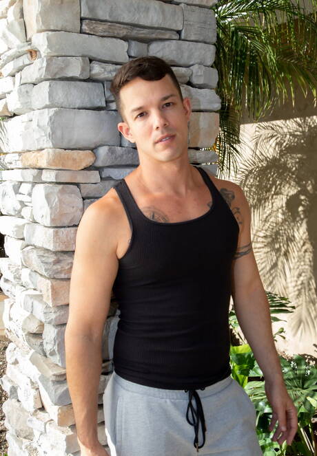 Les beaux garçons américains Ryan Jordan et le musclé Nic Sahara ont un bon sexe anal en extérieur