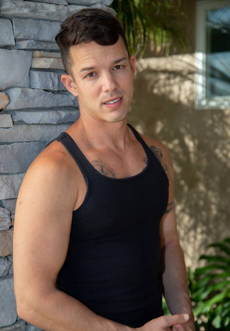 Les beaux garçons américains Ryan Jordan et le musclé Nic Sahara ont un bon sexe anal en extérieur