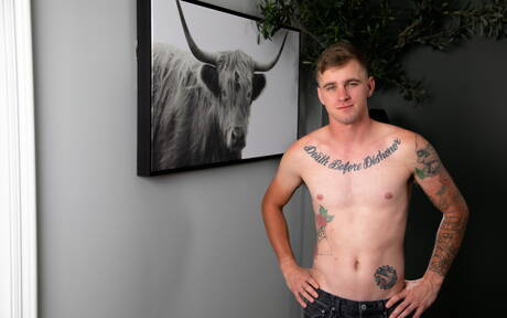 Les beaux garçons américains Ryan Jordan et le musclé Nic Sahara ont un bon sexe anal en extérieur