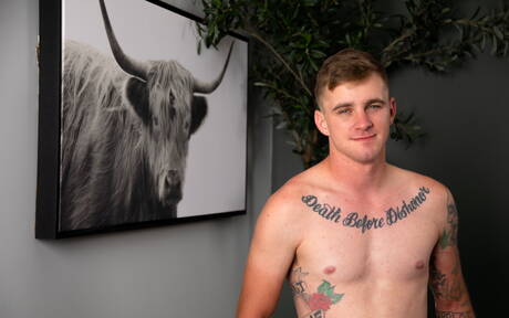 Les beaux garçons américains Ryan Jordan et le musclé Nic Sahara ont un bon sexe anal en extérieur