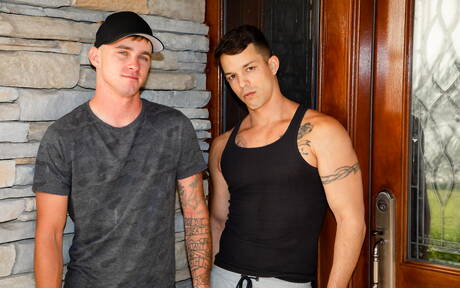 Les beaux garçons américains Ryan Jordan et le musclé Nic Sahara ont un bon sexe anal en extérieur