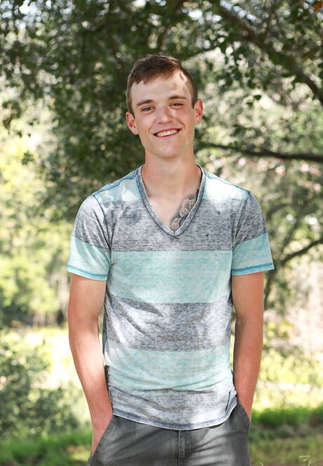 Amerykański muskularny Scott Finn i ogier Mason Dean uprawiają miłość na świeżym powietrzu