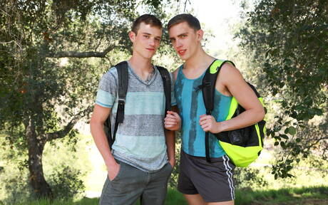 El musculoso estadounidense Scott Finn y el semental Mason Dean hacen el amor al aire libre