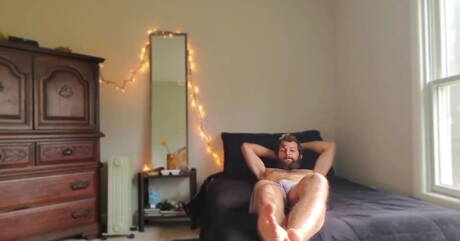 健美運動員安德烈·格雷戲弄他的陰莖