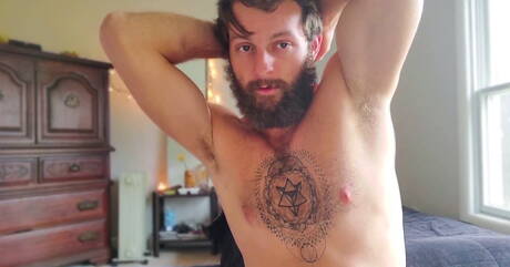 健美運動員安德烈·格雷戲弄他的陰莖