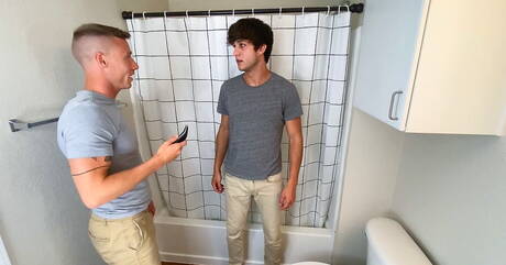 Amerikaanse pornosterren, gespierde Justin Matthews en gespierde Elliot Finn, in harde anale seks in bad