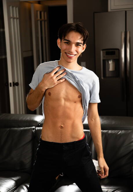 Next Door Studios: Der hübsche Junge Kai Locks und der heiße Twink Mason Dean lutschen und vögeln sich gegenseitig