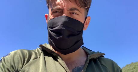 アメリカ人の筋肉質なダンテ・コレが屋外でストリップ