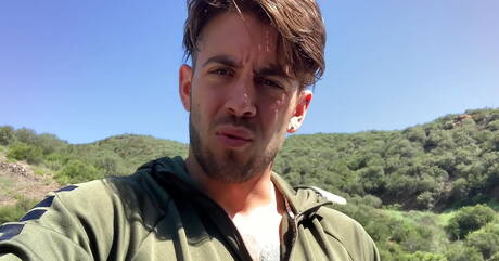 アメリカ人の筋肉質なダンテ・コレが屋外でストリップ