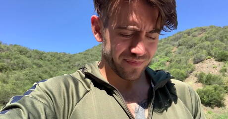 アメリカ人の筋肉質なダンテ・コレが屋外でストリップ