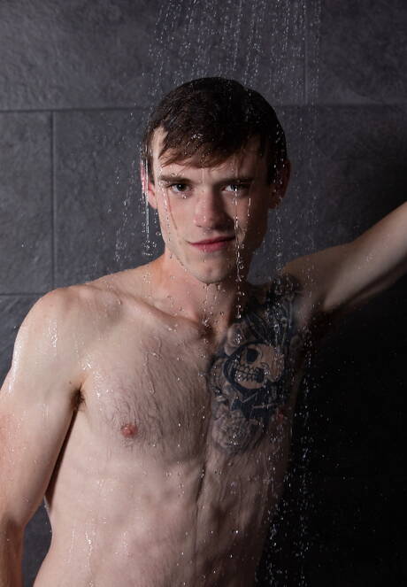 亞歷克斯·坦納和美國大力士斯科特·芬恩在熱水淋浴中脫衣服並露出屁股