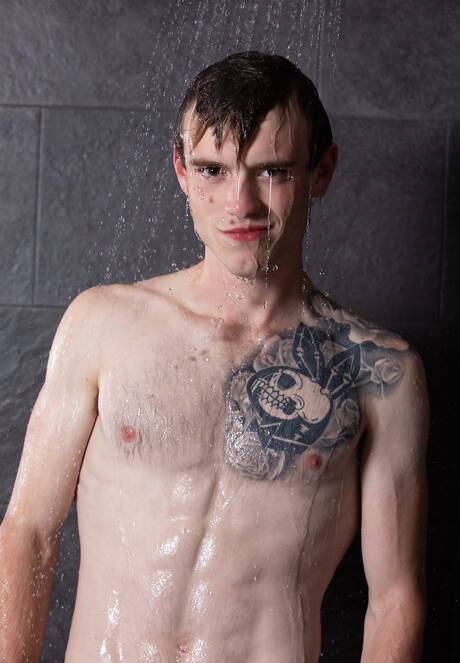 亞歷克斯·坦納和美國大力士斯科特·芬恩在熱水淋浴中脫衣服並露出屁股