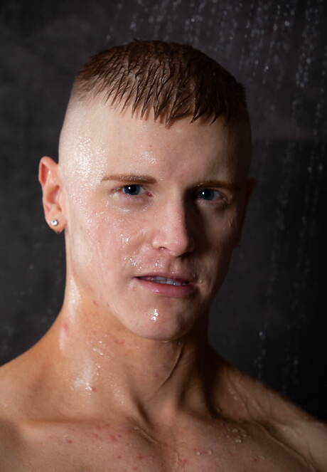 亞歷克斯·坦納和美國大力士斯科特·芬恩在熱水淋浴中脫衣服並露出屁股