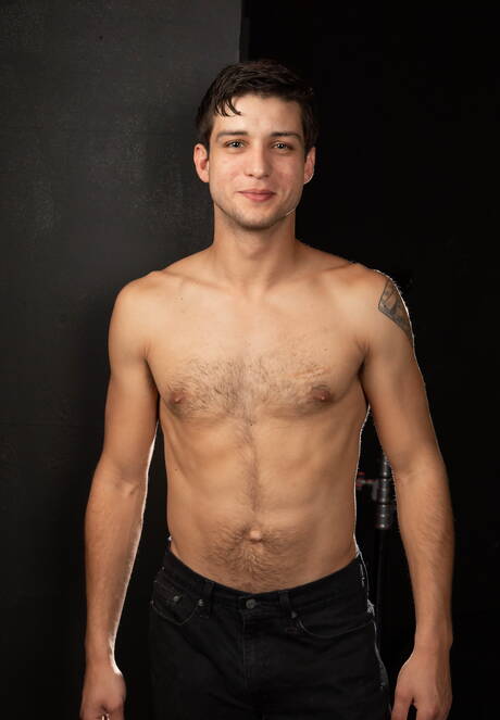 Die berühmten Amerikaner, der muskulöse Elliot Finn und der harte Kerl Dakota Payne, ficken sich in den Arsch, nachdem sie einen Schwanz gelutscht haben