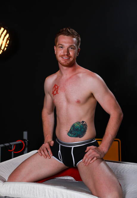 두 명의 미국 소년이 아름다운 소년 다코타 레드와 덩치 큰 제이크 포터의 격렬한 항문 섹스를 하고 있다