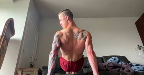 Amerykański przystojniak Hoss Kado masturbuje się dildo