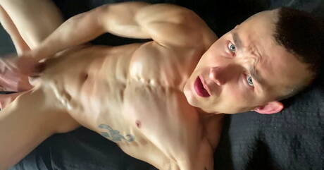 Amerykański przystojniak Hoss Kado masturbuje się dildo