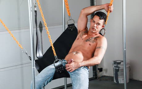 Amerykańskie gwiazdy porno, superstudent Nic Sahara i siłacz Adrian Hart rozbierają się i pokazują ciasne tyłki