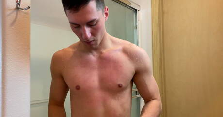 American hunk Tristan Hunter jerking with dildo in bath