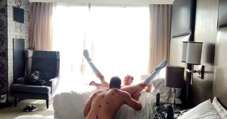 Die britischen Schönlinge Michael Boston und Cain Marko posieren nackt und zeigen ihren Hintern