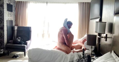 Die britischen Schönlinge Michael Boston und Cain Marko posieren nackt und zeigen ihren Hintern