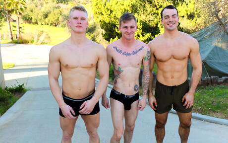 性感好友 Ryan Jordan、Alex James 和 Blake 在戶外盡情享受三人性愛