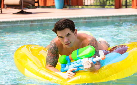 Die netten amerikanischen Kumpels Carter Woods mit dem kräftigen Körper und Dakota Payne lutschen und vögeln sich gegenseitig am Pool