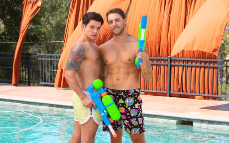 Die netten amerikanischen Kumpels Carter Woods mit dem kräftigen Körper und Dakota Payne lutschen und vögeln sich gegenseitig am Pool