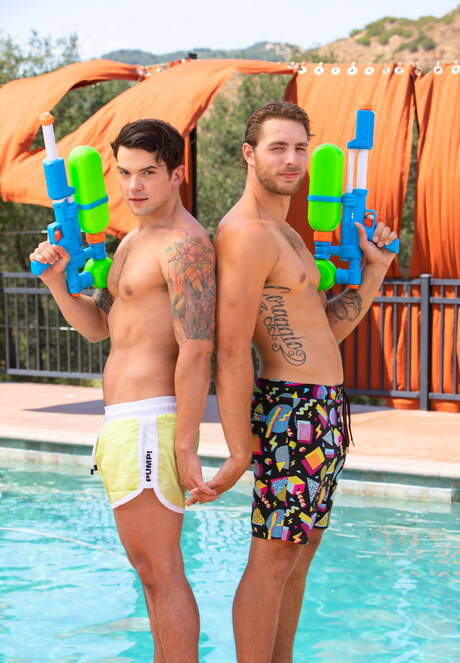 Die netten amerikanischen Kumpels Carter Woods mit dem kräftigen Körper und Dakota Payne lutschen und vögeln sich gegenseitig am Pool