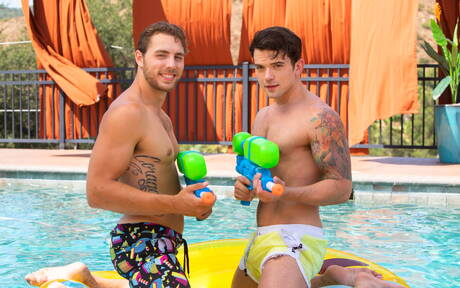 Die netten amerikanischen Kumpels Carter Woods mit dem kräftigen Körper und Dakota Payne lutschen und vögeln sich gegenseitig am Pool