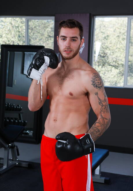 Deux garçons américains bien bâtis, Roman Todd et le costaud Carter Woods, ont une bonne relation sexuelle