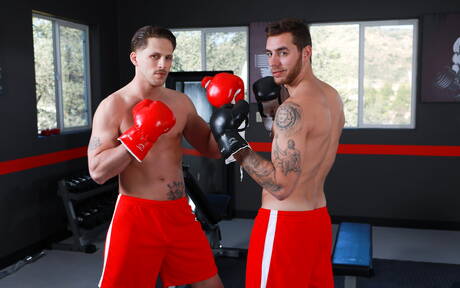 Deux garçons américains bien bâtis, Roman Todd et le costaud Carter Woods, ont une bonne relation sexuelle