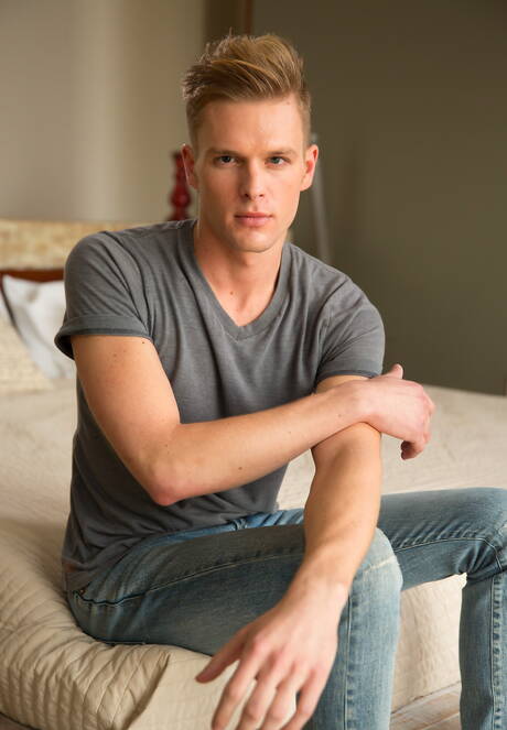 Piękny amerykański chłopiec Ty Thomas uprawia miłość w wannie