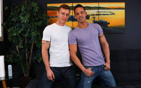 Hübsche amerikanische Jungs, der kräftige Justin Matthews und der muskulöse Nic Sahara ficken in den Arsch, nachdem sie Schwänze gelutscht haben