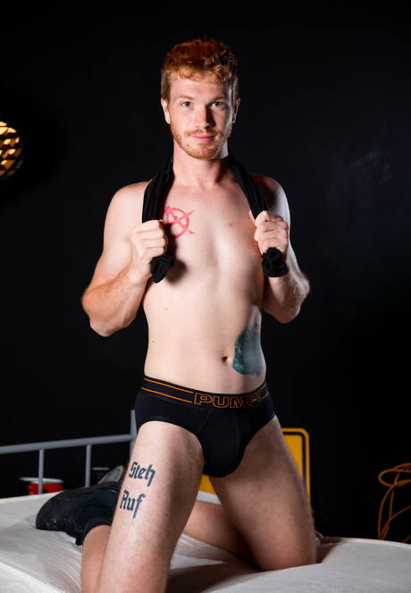 I bravi ragazzi americani, il giovane Zak Bishop e il giovane Dacotah Red, si amano.