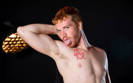 I bravi ragazzi americani, il giovane Zak Bishop e il giovane Dacotah Red, si amano.