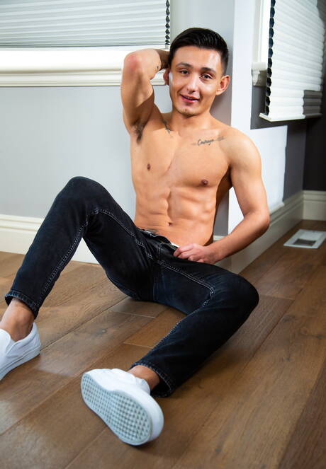 Young Zayn Parker and pretty boy Kai Locks have a hot sex