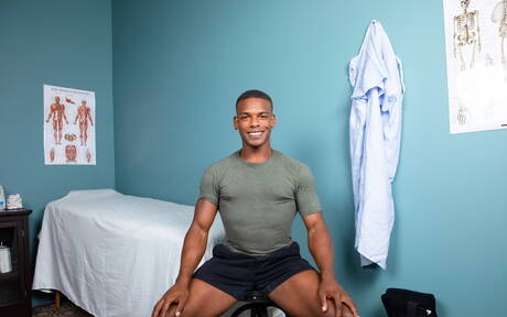 Mili amerykańscy kumple twardziel Dante Colle i twardziel Adrian Hart w międzyrasowej miłości