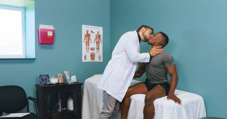 I simpatici amici americani Dante Colle e Adrian Hart, entrambi duri, si amano in modo interrazziale