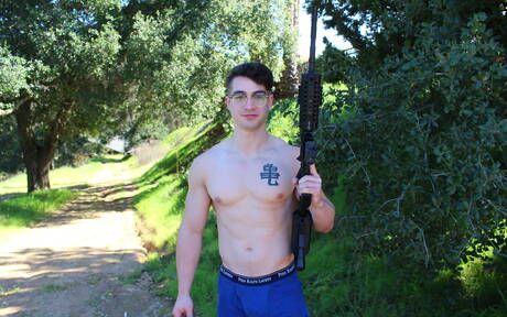 Gorący kumple Jason Long, Scott Finn i Jack Greyson uprawiają seks w trójkącie na świeżym powietrzu